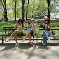 Tak sendirian, kepergian Wulan ke New York juga ditemani oleh sang putri dan kerabatnya. Duduk bersebelahan, lihat saja gaya Wulan yang tak kalah dari sang anak, Shaloom. Foto: Instagram/@wulanguritno