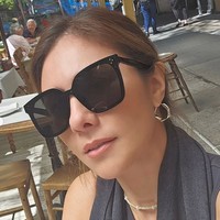 Kepergian Wulan ke New York juga diketahui untuk menonton pertunjukkan putri keduanya, London. London bersama keempat temannya dari Indonesia didapuk untuk tampil dalam New York Pops 41st Birthday Gala CLIVE DAVIS Music Honoree yang digelar di Carnagie Hall. Foto: Instagram/@wulanguritno