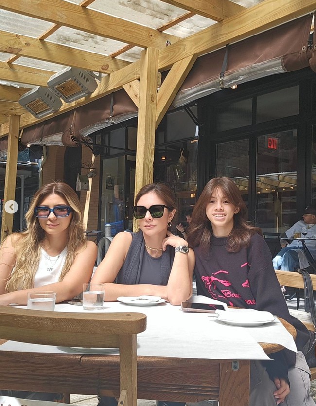 Berpose bersama kedua putrinya, Shaloom dan London, gaya Wulan bak kakak-adik dengan sang anak alih-alih ibu dan anak. Foto: Instagram/@wulanguritno