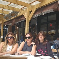 Berpose bersama kedua putrinya, Shaloom dan London, gaya Wulan bak kakak-adik dengan sang anak alih-alih ibu dan anak. Foto: Instagram/@wulanguritno