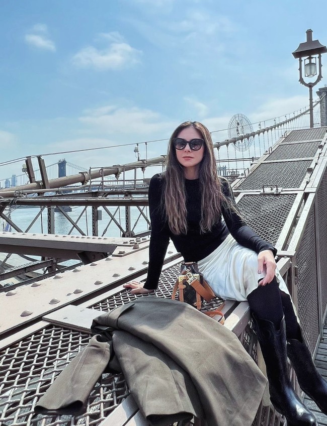 Melalui akun Instagram pribadinya Wulan Guritno membagikan potret keseruan liburannya di New York. Tampil stylish bergaya bak ABG, lihat saja gayanya saat memadukan pakaian lengan panjang berwarna hitam dengan rok berwarna krem. Foto: Instagram/@wulanguritno