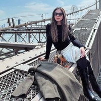 Melalui akun Instagram pribadinya Wulan Guritno membagikan potret keseruan liburannya di New York. Tampil stylish bergaya bak ABG, lihat saja gayanya saat memadukan pakaian lengan panjang berwarna hitam dengan rok berwarna krem. Foto: Instagram/@wulanguritno