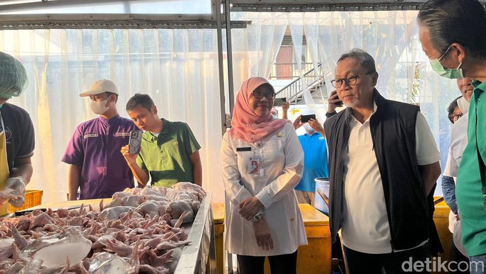 Menteri Perdagangan (Mendag) Zulkifli Hasan (Zulhas) mengunjungi Rumah Potong Hewan Unggas (RPHU) Rawa Kepiting, Jatinegara, Kecamatan Cakung, Jakarta Timur.