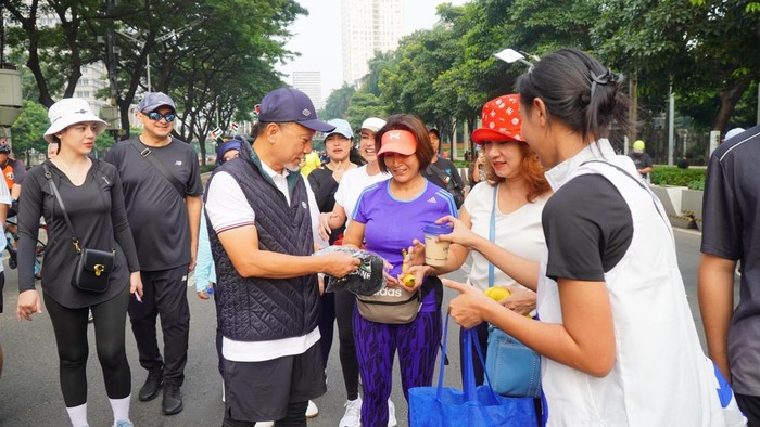 Aksi Bagi-bagi Kopi Gratis Ajak Warga Dukung Palestina Wakil Ketua DPRD DKI Jakarta Zita Anjani hingga jajaran kader Partai Amanat Nasional (PAN) membagikan kopi hingga merchandise bertema Palestina di car free day (CFD) Jakarta, Minggu (5/5/2024). Zita mengatakan pembagian minuman dan barang tersebut sebagai bentuk dukungan kepada masyarakat Palestina.