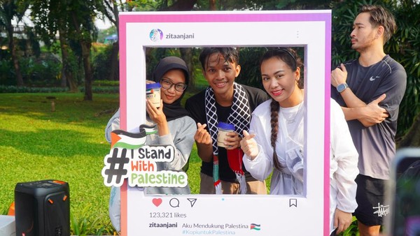 Aksi Bagi-bagi Kopi Gratis Ajak Warga Dukung Palestina