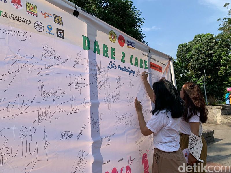 Aksi kampanye untuk mencegah bullying di Taman Bungkul Surabaya.