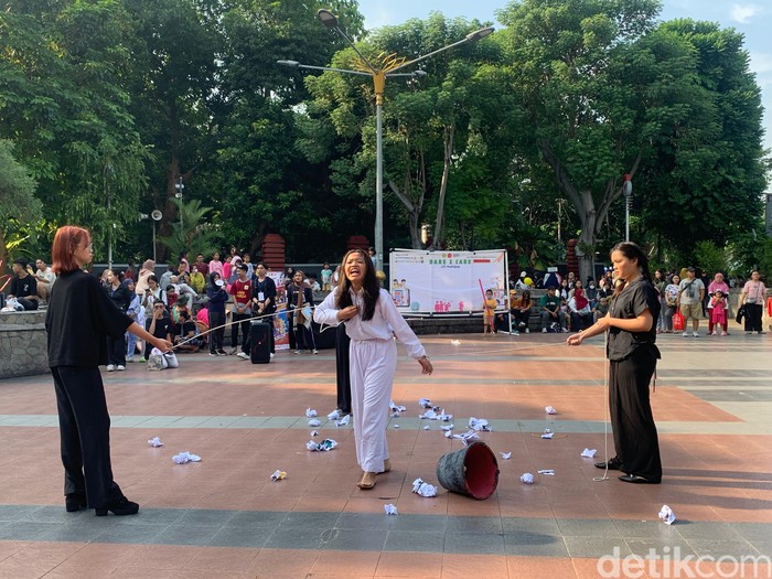 Aksi kampanye untuk mencegah bullying di Taman Bungkul Surabaya.