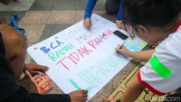 Seruan tersebut disampaikan kepada bank-bank antara lain mega bank Jepang, Mitsubishi UFJ Financial Group (MUFG), dan bank domestik Indonesia terbesar seperti Bank Central Asia (BCA), Bank Rakyat Indonesia (BRI), Bank Negara Indonesia (BNI) dan Bank Mandiri.