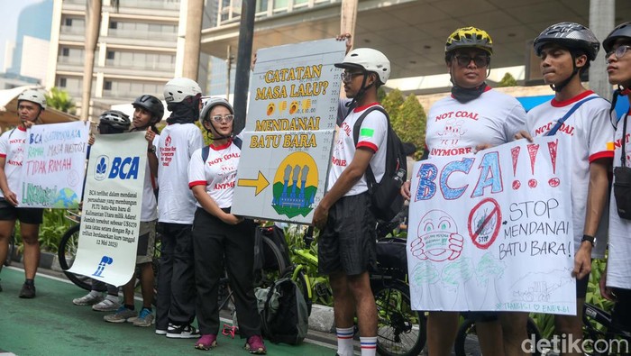 Aksi Massa Desak Perbankan Hentikan Dukungan Energi Kotor Sejumlah organisasi masyarakat sipil yang terdiri dari Enter Nusantara, Greenpeace Indonesia, dan Market Forces melakukan aksi pada car free day dengan bersepeda, Jakarta, Minggu (5/5/2024).