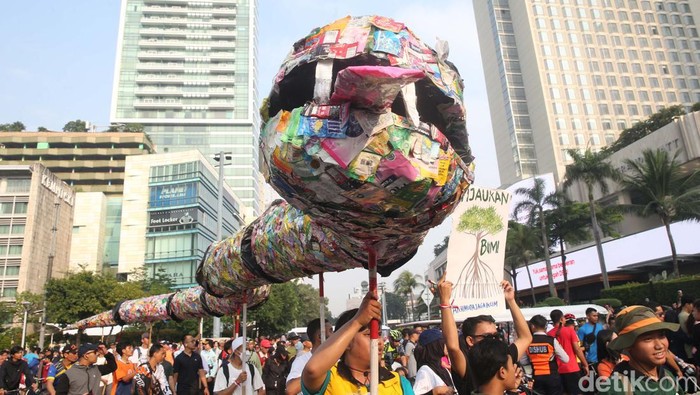 Sejumlah aktivis lingkungan dari beberapa organisasi melakukan Aksi Muda Jaga Iklim 2024 yang berlangsung di Hari Bebas Kendaraan Bermotor (HBKB), Jakarta, Minggu (5/5/2024). Aksi ini dilakukan Sebagai upaya untuk mengurangi laju perubahan iklim.