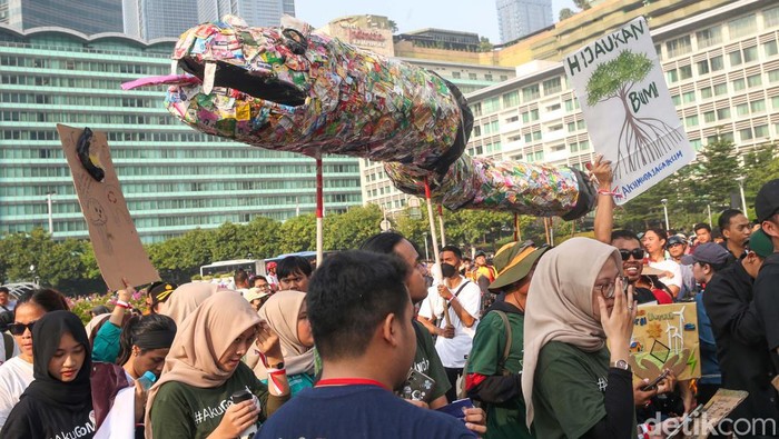 Sejumlah aktivis lingkungan dari beberapa organisasi melakukan Aksi Muda Jaga Iklim 2024 yang berlangsung di Hari Bebas Kendaraan Bermotor (HBKB), Jakarta, Minggu (5/5/2024). Aksi ini dilakukan Sebagai upaya untuk mengurangi laju perubahan iklim.