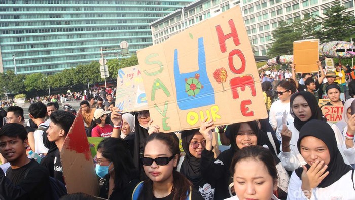Sejumlah aktivis lingkungan dari beberapa organisasi melakukan Aksi Muda Jaga Iklim 2024 yang berlangsung di Hari Bebas Kendaraan Bermotor (HBKB), Jakarta, Minggu (5/5/2024). Aksi ini dilakukan Sebagai upaya untuk mengurangi laju perubahan iklim.