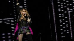 Aksi Panggung Madonna di Konser Penutup Tur Dunia
