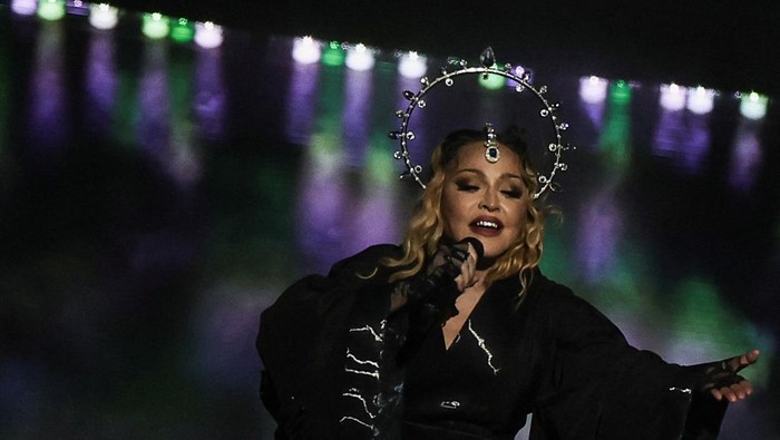 Madonna performs during a concert at the Copacabana beach in Rio de Janeiro, Brazil May 4, 2024. REUTERS/Pilar Olivares
