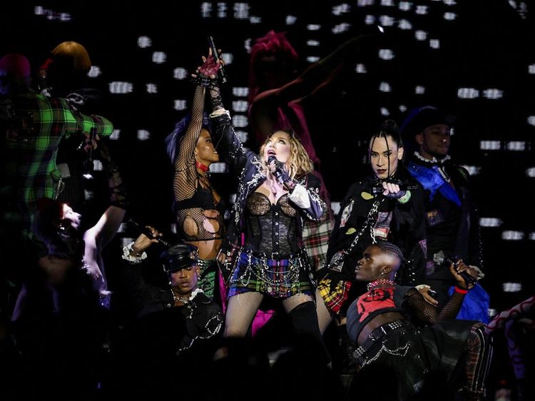 Aksi Panggung Madonna di Konser Penutup Tur Dunia