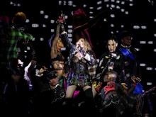 Aksi Panggung Madonna di Konser Penutup Tur Dunia