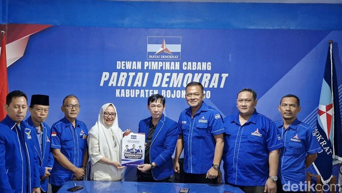 Anna Muawanah mendaftar bacabup Bojonegoro ke Demokrat