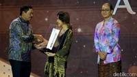 Anugerah Adiluhung itu diberikan langsung oleh Pj Gubernur Jawa Tengah Komjen Pol (Purn) Nana Sudjana didampingi Pemimpin Redaksi detikcom Alfito Deannova Gintings kepada istri Dokter Lo, ibu Maria Gan May Kwee.
