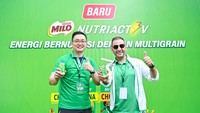 Business Executive Officer Beverages & Culinary Dairy Business Unit PT Nestlé Indonesia Alaa Shaaban (kanan) bersama Deniel Chendana, Merchandiser Senior Manager Indo Group (kiri) memperkenalkan MILO NutriActiv. Minuman yang hadir dengan dua varian rasa yaitu Choco Cereal dan Choco Banana, merupakan minuman susu cokelat berenergi yang memiliki kandungan multigrain dan dilengkapi lima vitamin dan dan tiga mineral. 