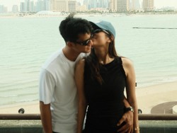 Gaya Pratama Arhan & Azizah Salsha Pamer Kemesraan di Qatar, Pose Peluk-Cium