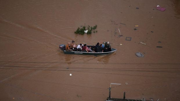 Banjir melanda pusat kota Porto Alegre di Rio Grande do Sul, Brasil, Sabtu (4/5/2024). (REUTERS/Renan Mattos)