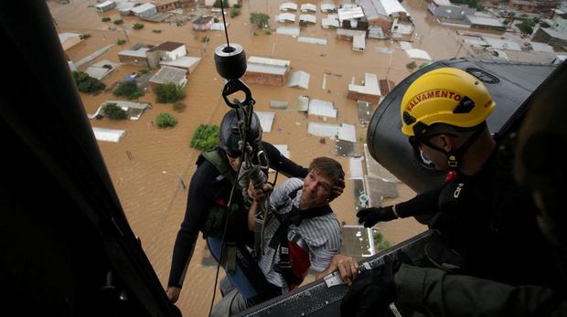Banjir melanda pusat kota Porto Alegre di Rio Grande do Sul, Brasil, Sabtu (4/5/2024). (REUTERS/Renan Mattos)
