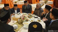 Ustaz-ustaz melakukan diskusi untuk memberikan pelayanan yang terbaik untuk jemaah. (Foto: Iqbal Arif Ismail/detikcom)