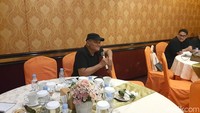 Adrie Soebono jadi salah satu jemaah calon haji yang ikut bersama Maktour. (Foto: Iqbal Arif Ismail/detikcom)