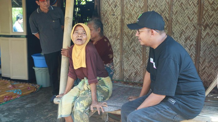 Bupati Fauzi sambangi rumah 2 lansia di Guluk-guluk