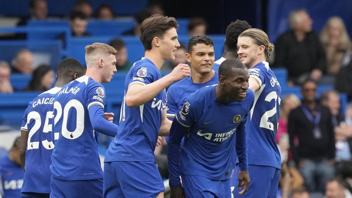 Chelseas Nicolas Jackson, second right, celebrates with teammates after scoring his sides fifth goal during the English Premier League soccer match between Chelsea and West Ham United at Stamford Bridge stadium in London, England, Sunday, May 5, 2024. (AP Photo/Frank Augstein)