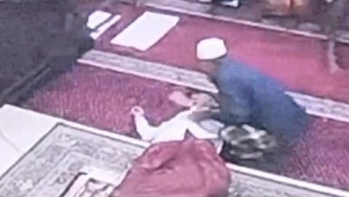 Dosen IAIN Bone Anregurutta (AG) KH Mujahid Said meninggal dunia saat menjadi imam salat subuh di Masjid Agung Kabupaten Takalar, Sulawesi Selatan (Sulsel).