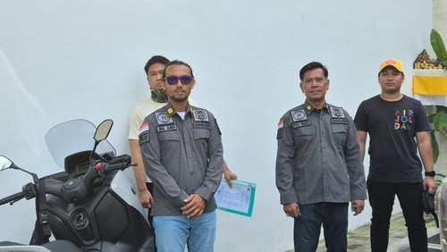 Dua warga asing bernama Morgane Perez dan Manon Puel di Villa Calamansi, Desa Peliatan, Kecamatan Ubud, Kabupaten Gianyar, Bali, Jumat (3/5/2024). (Dok Kantor Imigrasi Denpasar)