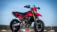 Ducati Hypermotard 698 mono adalah motor 1 silinder pertama dari Ducati yang menyajikan sensasi fun to ride, dominating, simple, dan lightweight.  Foto: Dok. Ducati Indonesia