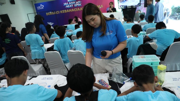 Edukasi Keterampilan untuk Anak-anak di Depok Sejumlah anak menggambar saat sesi drawing class pada puncak acara Jalankan Niat Baik di Depok, Jawa Barat, Sabtu (4/5/2024).