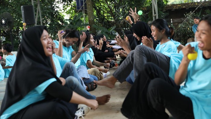 Sejumlah anak menggambar saat sesi drawing class pada puncak acara Jalankan Niat Baik di Depok, Jawa Barat, Sabtu (4/5/2024).