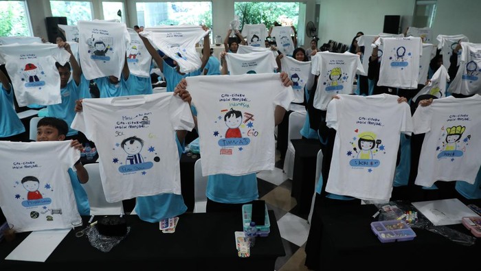 Sejumlah anak menggambar saat sesi drawing class pada puncak acara Jalankan Niat Baik di Depok, Jawa Barat, Sabtu (4/5/2024).