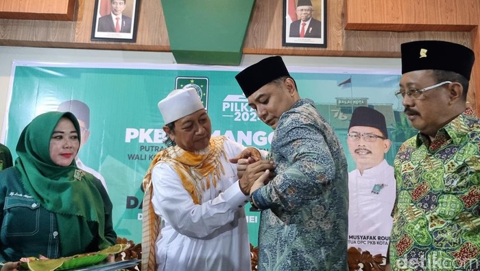 Eri Cahyadi dan Armuji mendaftar bakal calon Wali Kota Surabaya ke kantor DPC PKB Surabaya
