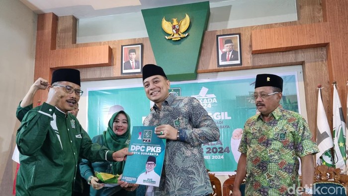 Eri Cahyadi dan Armuji mendaftar bakal calon Wali Kota Surabaya ke kantor DPC PKB Surabaya