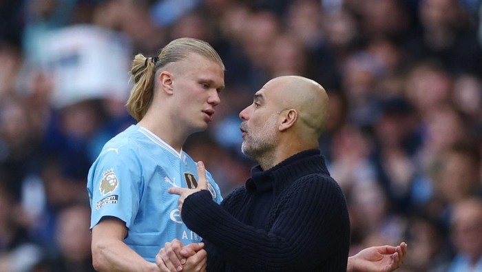 Soccer Football - Premier League - Manchester City v Wolverhampton Wanderers - Etihad Stadium, Manchester, Britain - May 4, 2024  Manchester Citys Erling Braut Haaland clashes with manager Pep Guardiola after being substituted Action Images via Reuters/Lee Smith NO USE WITH UNAUTHORIZED AUDIO, VIDEO, DATA, FIXTURE LISTS, CLUB/LEAGUE LOGOS OR LIVE SERVICES. ONLINE IN-MATCH USE LIMITED TO 45 IMAGES, NO VIDEO EMULATION. NO USE IN BETTING, GAMES OR SINGLE CLUB/LEAGUE/PLAYER PUBLICATIONS.