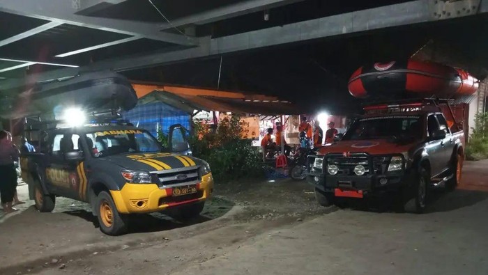 Evakuasi karyawan minimarket yang tercebur di Bengawan Solo Lamongan