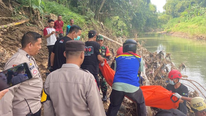 Evakuasi mayat perempuan tanpa busana di Sungai Mungkung Sragen, Minggiu (5/5/2024).