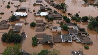 Banjir di seluruh negara bagian ini telah melampaui banjir bersejarah yang pernah terjadi pada tahun 1941, menurut Badan Geologi Brasil. Di beberapa kota, ketinggian air berada pada titik tertinggi sejak pencatatan dimulai hampir 150 tahun lalu. REUTERS/Diego Vara