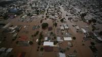 Hujan deras di negara bagian Rio Grande do Sul, Brasil selatan telah menyebabkan banjir. Banjir tersebut menjadi yang terburuk dalam lebih dari 80 tahun. (REUTERS/Renan Mattos)  