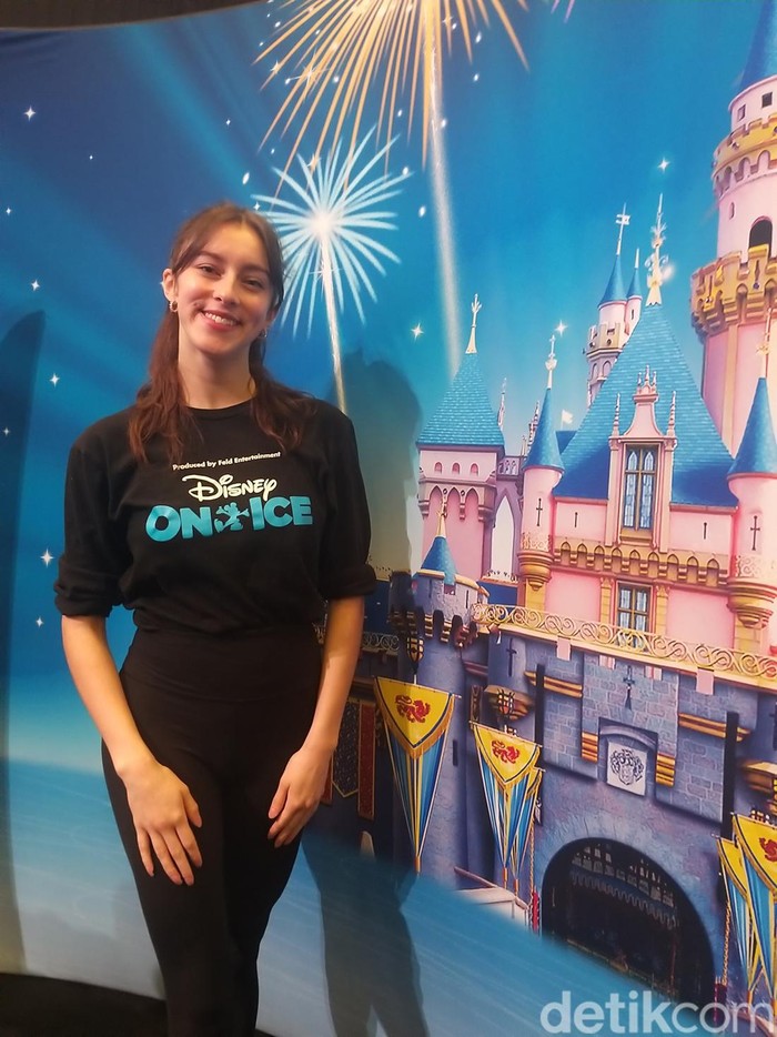 Georgia Van Offeren Georgia Van Offeren salah satu cast Marry Poppins Return di Disney On Ice 2024.