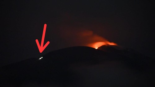 Terdapat dua titik cahaya senter saat Gunung Ile Lewotolok sedang erupsi. (PGA Gunung Ile Lewotolok/detikBal)