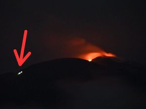 Bule Nekat! Gunung Ile Lewotolok Erupsi, eh Ia Malah Mendaki