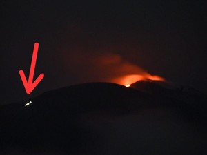 Bule Nekat! Gunung Ile Lewotolok Erupsi, eh Ia Malah Mendaki