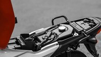 Produsen membekali motor baru itu dengan mesin 107cc bersilinder tunggal dengan muntahan tenaga 7,8 dk dan torsi 8,8 Nm. Pembekalan tersebut disalurkan ke roda belakang melalui transmisi manual empat-percepatan. Foto: Doc. Honda Brazil