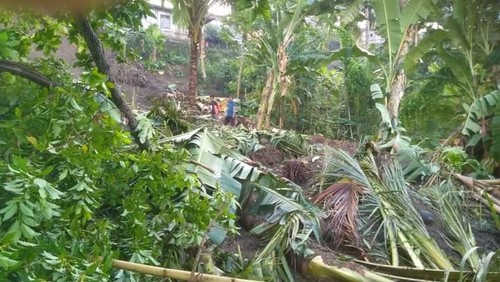 Hujan deras selama berjam-jam mengakibatkan longsor di Ende, Nusa Tenggara Timur (NTT), pada Sabtu (4/5/2024). (Foto: Istimewa)