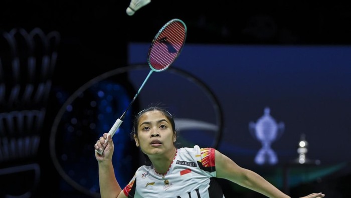 Pebulu tangkis tunggal putri Indonesia Gregoria Mariska Tunjung mengembalikan kok ke arah lawan pebulu tangkis China Chen Yu Fei dalam final Piala Uber 2024 di Chengdu Hi Tech Zone Sports Center Gymnasium, Chengdu, China, Minggu (5/5/2024). Gregoria kalah 7-21, 16-21, tim Indonesia sementara tertinggal 0-1 atas China. ANTARA FOTO/Galih Pradipta/foc.